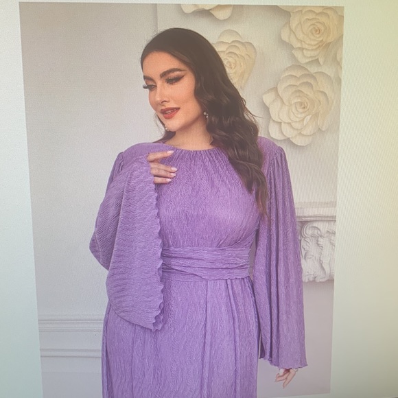 SHEIN modely Plus Trumpet Sleeve Ruched Waist Lettuce Trim Dress. - Picture 3 of 3